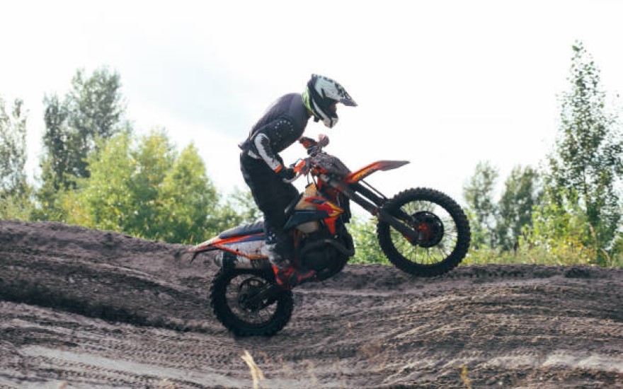 How to Drive a Dirt Bike Safely and Efficiently